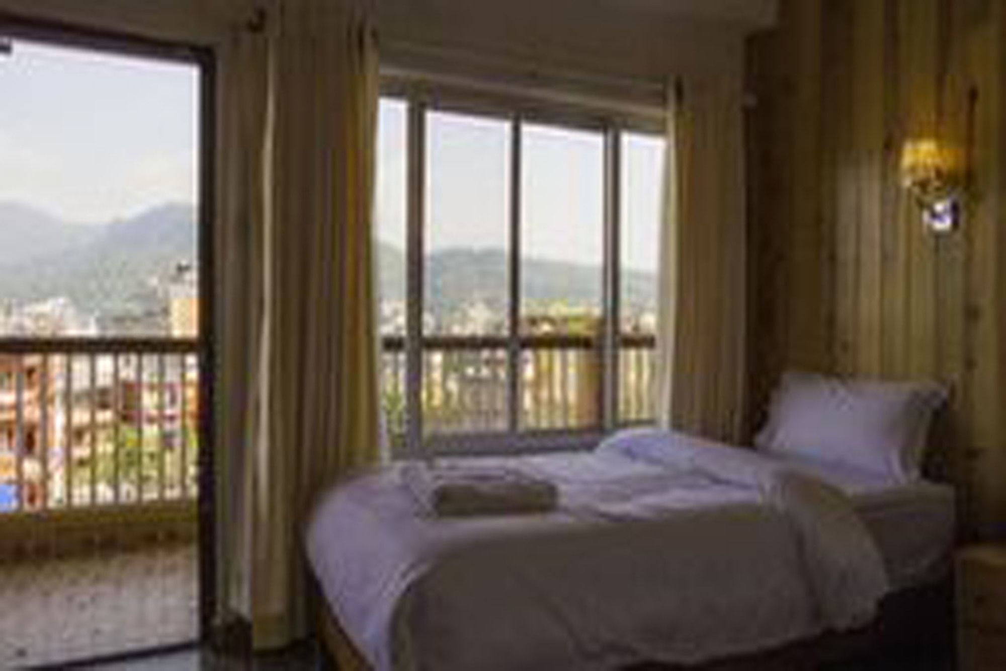 Tristar Hotel Pokhara Esterno foto